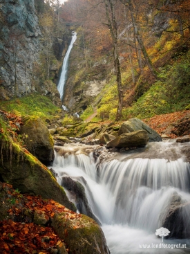 Wasserfall im Herbst